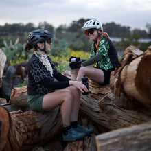 Load image into Gallery viewer, Crop Tee in Black/Olive Giraffe